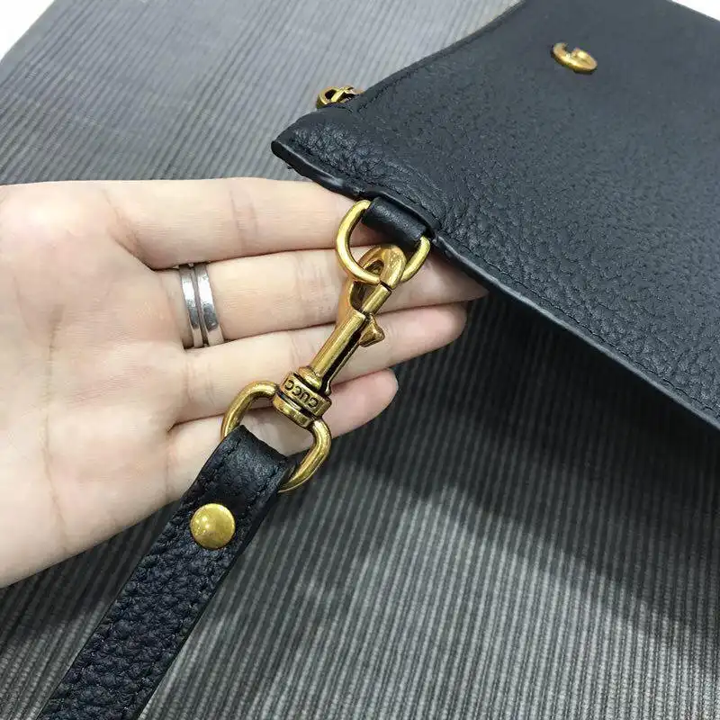 G*u*i bags 1917m0065