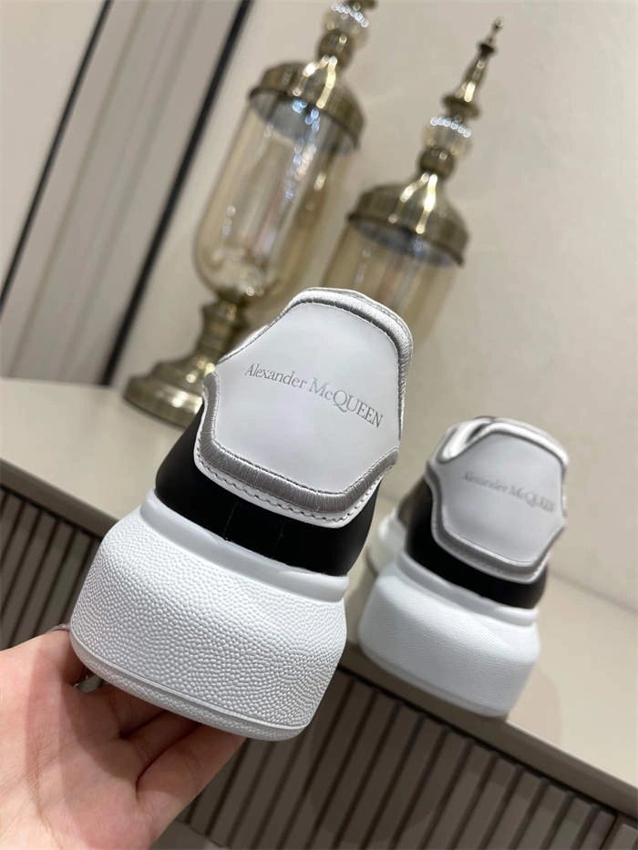 Alexander McQueen Oversized Sleek 2586