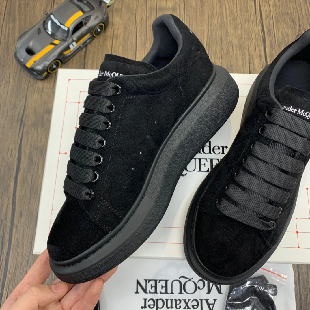 Versatile McQuen Triple Black 553761WHV 2496